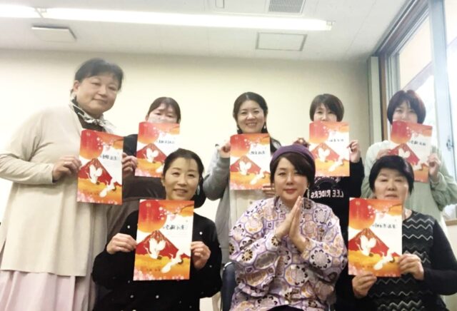 💗私を育ててくれた大切な矢板市で
「神さま姓名判断アドバイザー講座」を
開講することができました。

「5年かけて先生の講座を全部受講しました！」

熱心な生徒さんに仰っていただき感無量でした。

集大成と言っても過言ではないと感じる
神さま姓名判断はまだ2回目ですが
毎回、多くの気づきがや発見があります。

数秘やカードのエッセンスも
入っているので
そこも面白いと思います。

矢板市だけでなく他県からも
駆けつけて下さり
皆さんがわくわく学んで
想いを語って下さって
素晴らしいお時間でした。

まだまだ
受講者のお話を聞きたいですよね。

これから受講される方は
もっとワクワク！
検討されている方も参考にしてください。

 
💗大切な約束を思い出せました。
Mさん
今日も楽しい学びをありがとうございました。名前と神様がどんな風に結びついていていくのか、受講前からたのしみでした。

受講して、自分の神様が 導きだされ、メッセージを頂くと忘れてた⋯というか、目をそむけてきたけどやっぱりそうだよね。
という事を伝えてくださっていて、この生きづらさは魂が望む旅とちがうからだったんだ。と気づかされ、大切な事、大切な約束を思い出す事ができました。

日々の仕事と生活の忙しさに 忙殺されながらも、働ける幸せも思い出す事ができ、今ある事に感謝の気持ちがわきあがってきました。
自分の名前をつけてくれた両親にもあらためて感謝の気持ちでいっぱいになり幸せな時間でした。ありがとうございました。

皆さんの感想はコメント欄からブログへ！
開講スケジュールもブログからご確認ください。