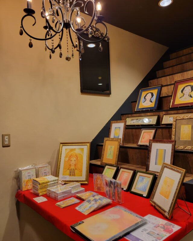 コラボカフェ、いよいよ明日から！
作品はオール新作です！！
作品はコメント蘭からブログで見れますよ。

新講座開講記念
「コラボカフェ」を開催します！

会場　
つくば焙煎SILKHATさん
4月29日～5月18日
つくば市竹園3-18-2
竹園ショッピングセンター１F
TEL　050-8892-8616
10:00～17:00

原画販売
お取り置きはできません。
現金でのご購入となります。

作品展示が主ですが、原画の販売やオリジナルグッツの販売もあります。
原画販売品については直ぐに無くなる可能性が高いのでお早めにご来店ください。

当店の飲食をされた方には駐車券が発行されます。

◆期間中の先生の在廊日

４月29日（祝）全日
４月30日（水）午後　
5月3日（土）全日
5月4日（日）午後から
5月5日（月祝）全日
5月7日（水）午後 　★占いカフェ
5月11日（日）調整中
5月16日（金）全日　★占いカフェ
5月18日（日）全日

 
5月2日はお店がお休みです。